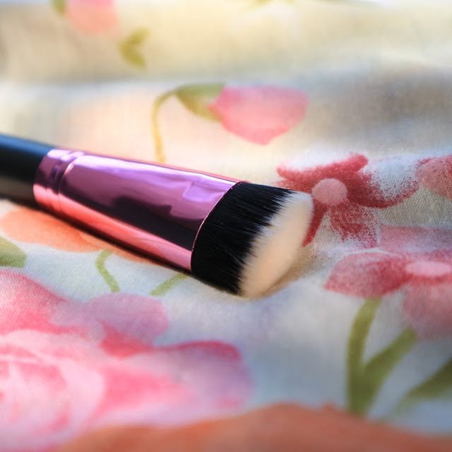 Lamica flat contour brush