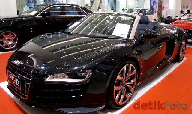 this is Audi R8 Spyder Latest supercar from the German manufacturer 