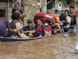 Telah disebutkan diatas akan ciri, tujuan, fungsi report text dan juga perbedaannya dengan descriptive text. Selain dari pada itu, contoh-contoh report text juga dapat menjadi salah satu patokan dalam memahami penjelasan diatas sehingga dalam mendeksripsikan atau menggambarkan sesuatu dapat sesuai dengan generic structure sebagaimana paparan diatas. A flood is one of natural disaster that caused by an overflow water that submerges land which is usually dry. The European Union (EU) Floods Directive defines a flood as a covering by water of land not normally covered by water.Some floods can occur suddenly and quickly. Others take days or more.