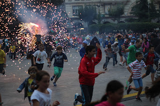 Toro de fuego de las fiestas de Barakaldo en Herriko Plaza