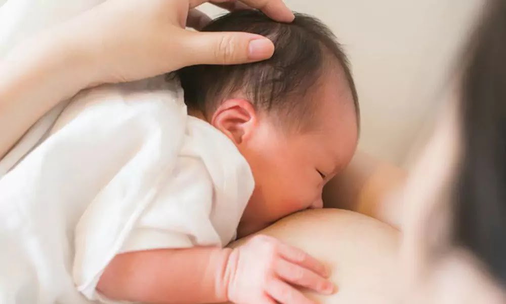 9 Penyebab dan Cara Atasi Bayi Menarik Puting Ibu Saat Menyusu