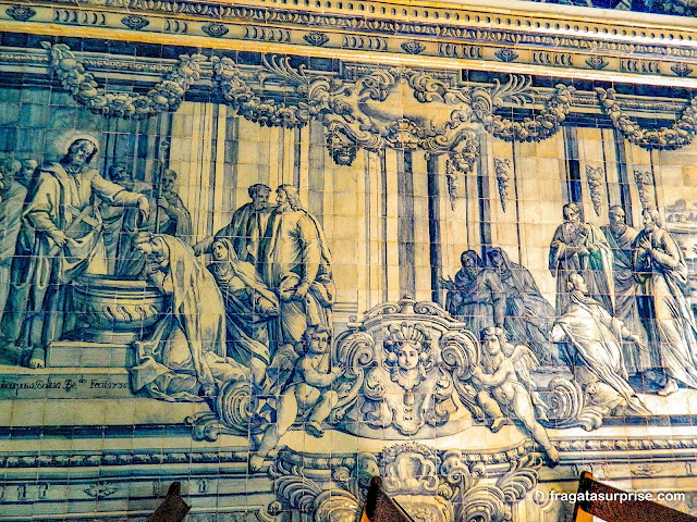 Azulejos decoram o interior da Capela do Castelo de São Filipe, em Setúbal, Portugal