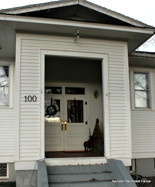 Christmas Porch, christmas decor, pallet tree, reindeer, wreath, old schoolhouse,http://bec4-beyondthepicketfence.blogspot.com/2015/12/home-for-christmas-home-tour-blog-hop.html 