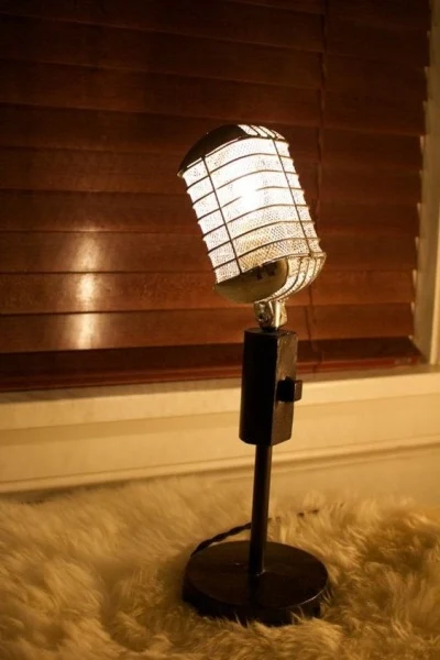 Lampu terbuat dari mikrofon