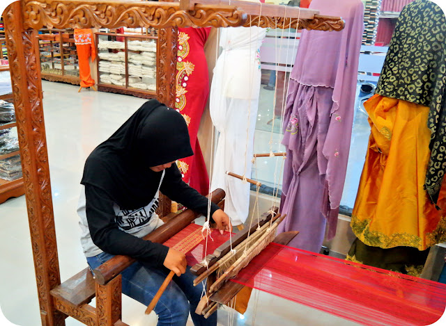 Cantiknya Tenun Pandai Sikek Sumatera Barat Gadis Pandai Sikek Wajib BISA Menenun