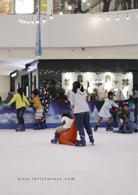 bermain ice skating di cibinong city mall