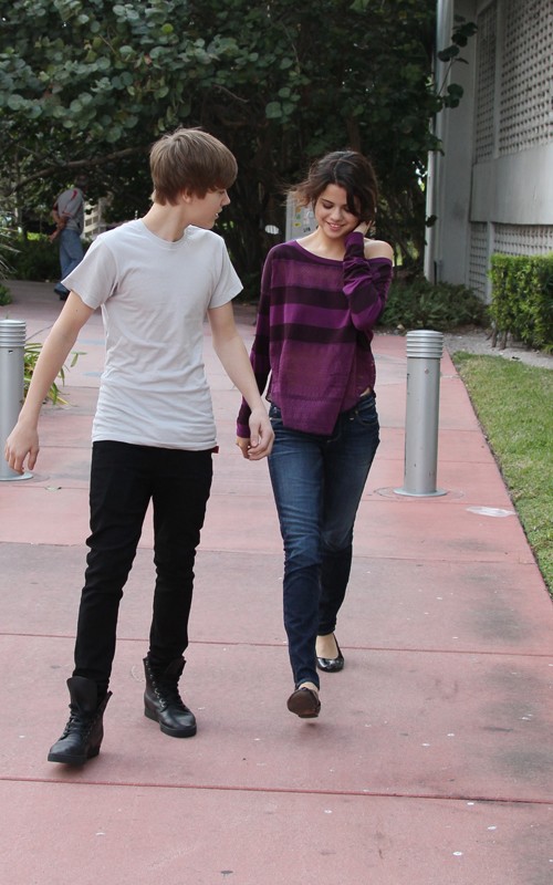 selena gomez and justin bieber beach besos. Justin Bieber and Selena