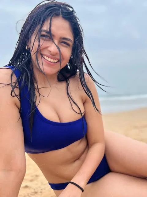 mrunal thakur boobs