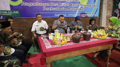 Saba Desa, Bupati Nikmati Nasi Takir Bersama Warga