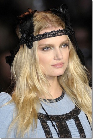 ANNA-SUI-SPRING-2011-RTW-PODIUM-019_runway