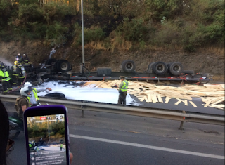 Un grave accidente ocurrió esta tarde en Penco donde un camión se volcó y luego se incendió dejando al conductor fallecido.