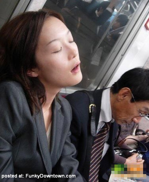 Gambar Foto Orang Jepang Tidur Di Kereta!