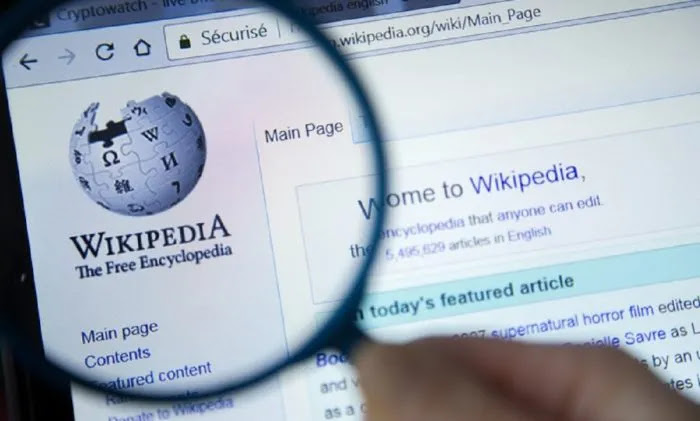 Ο ιδρυτής της Wikipedia προειδοποιεί ότι ο ιστότοπος διευθύνεται από τη CIA για πλύση εγκεφάλου στο κοινό