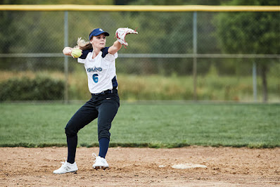 Teknik melempar bola softball [image by protips.dickssportinggoods.com]