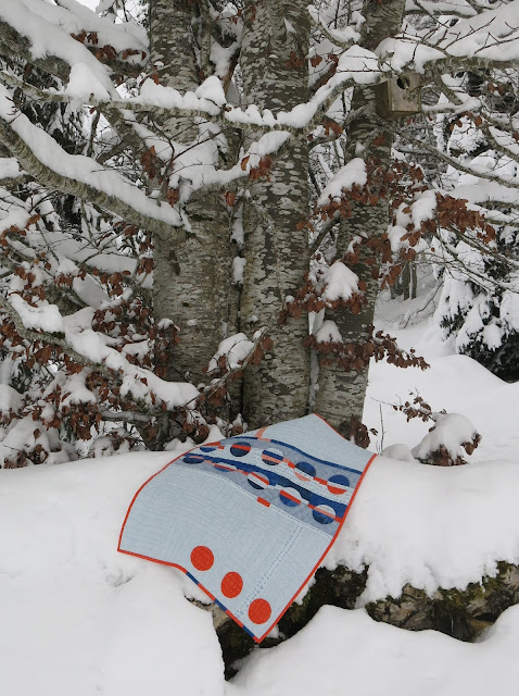 Applique circles quilt "Feux Follets" on a snowy day