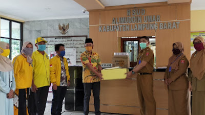 Ketua Golkar Lampung Barat Ismun Zani Berikan APD ke RSUD Alimudin Umar Widyatmoko Kurniawan