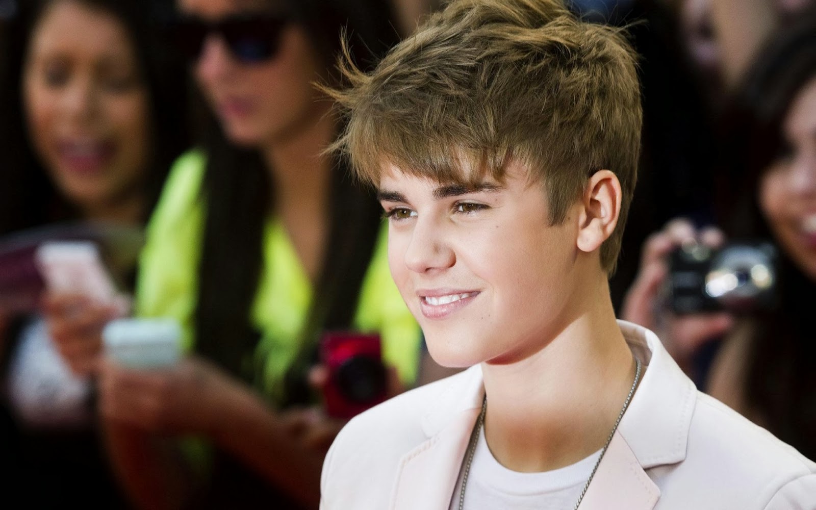 Justin Bieber Pictures with High Quality Photos-New hairstyle