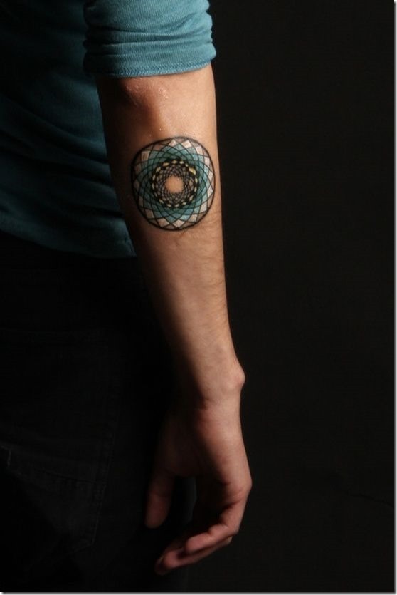 bleu_et_blanc_mandala_externe_de_lavant-bras_tatouage