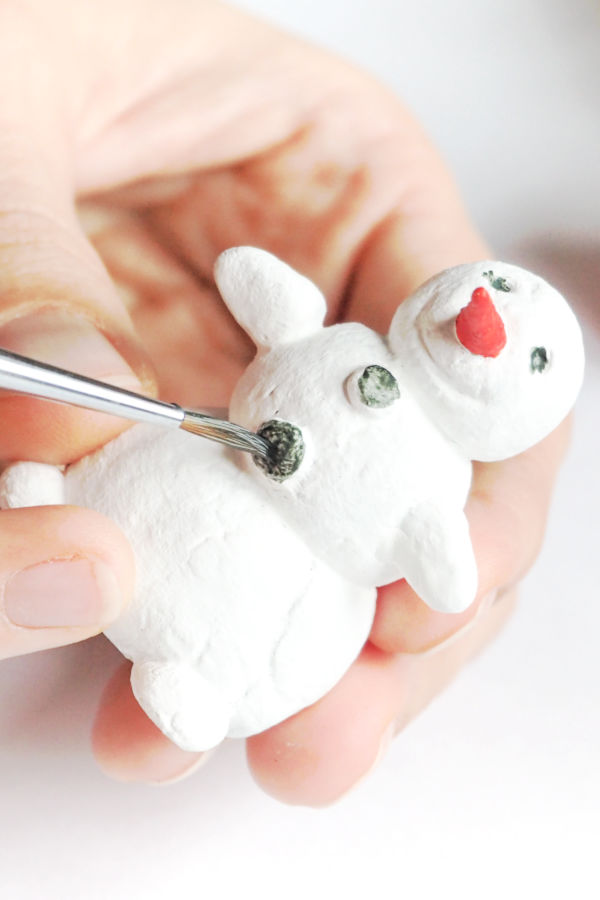 Make winter arts and crafts using this easy recipe for snow clay.  This icy-cold dough is great for making ornaments and other keepsakes for kids. #snow #snowcrafts #snowclay #snowclayrecipe #snowmancrafts #snowmanclay #snowrecipesforkids #snowrecipe #snowdough #snowplaydough #ornamentsdiy #snowmanhandprint #growingajeweledrose #activitiesforkids