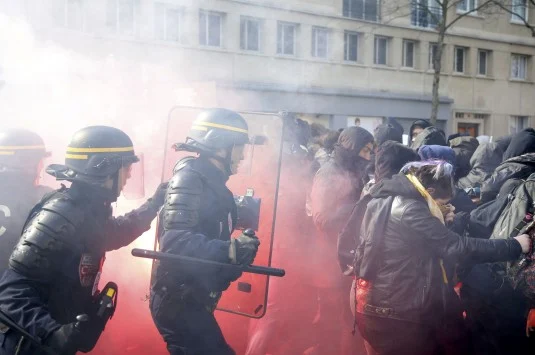 ΕΠΕΙΣΟΔΙΑ ΣΤΟ ΠΑΡΙΣΙ! ΜΕ ΤΙΣ ΚΛΩΤΣΙΕΣ ΕΔΙΩΞΕ Η ΑΣΤΥΝΟΜΙΑ ΤΟΥΣ ΛΑΘΡΟMETANAΣΤΕΣ ΠΟΥ ΕΙΧΑΝ ΚΑΤΑΛΑΒΕΙ ΣΧΟΛΕΙΟ