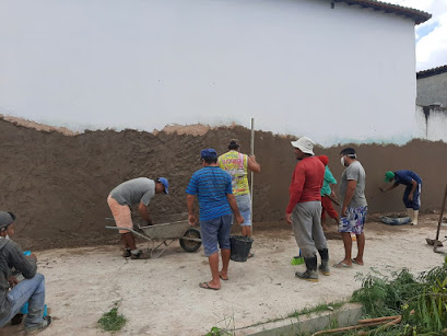 Voluntários rebocam parede de escola em Apodi