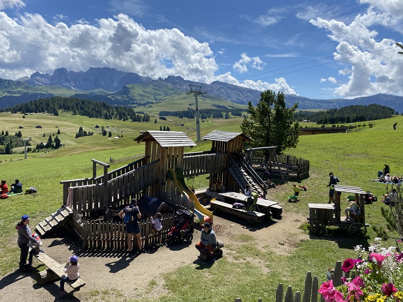 Il parco giochi alla malga schgaguler all'Alpe di Siusi