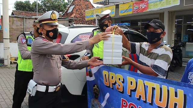 Operasi Patuh Candi 2021, Polres Kebumen Bagi-Bagi Nasi Kotak dan Ingatkan Prokes 