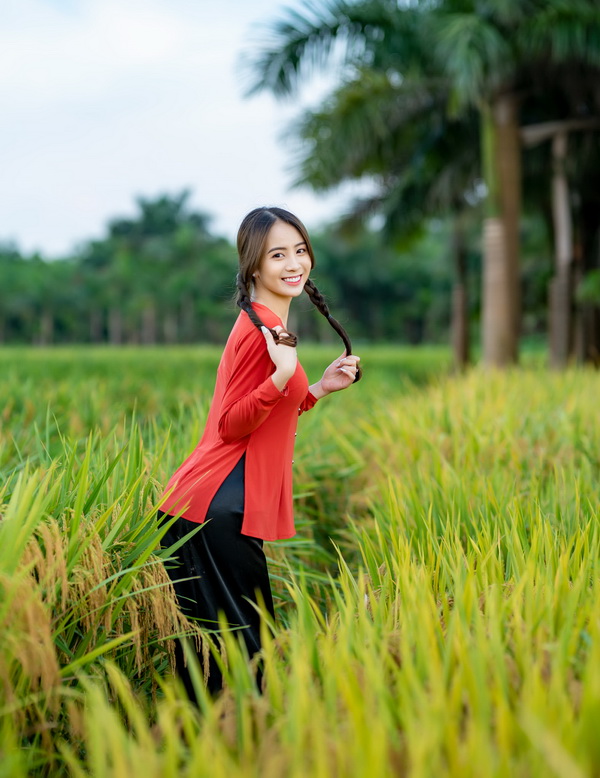 Thiếu nữ áo bà ba đỏ