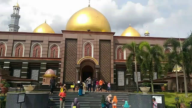 Pembuat Masjid Kubah Emas Depok Dian Al Mahri