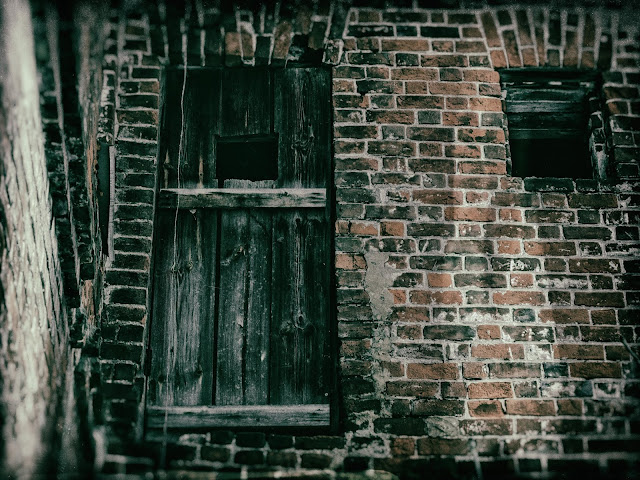 Старая дверь на втором этаже кирпичного здания