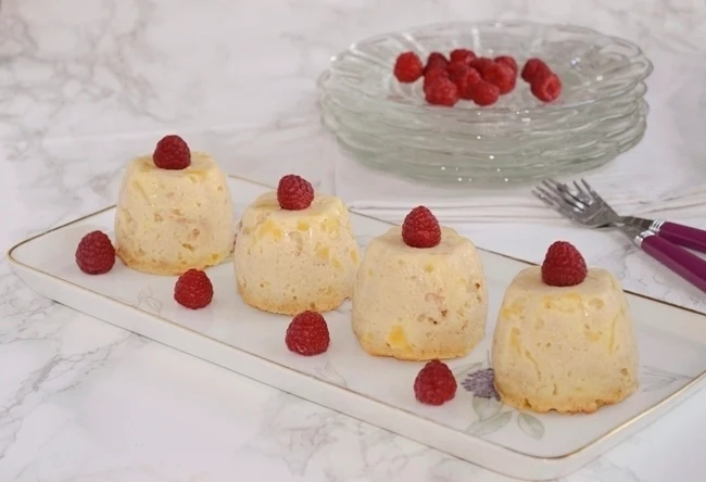 Puding de mango con frambuesas y chocolate