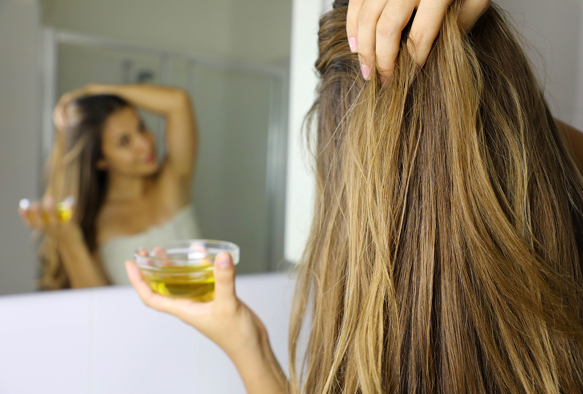 Top 4 Home Remedies for A Dandruff-free Scalp that Works like a Magic Potion