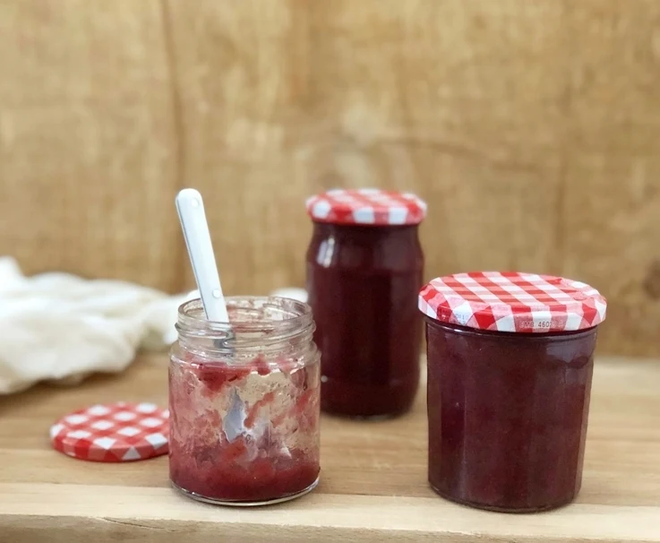 Mermelada de fresa y plátano con menta fresca