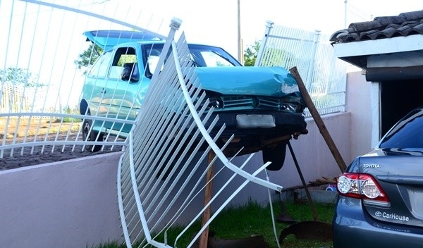 Carro invade residência em acidente na ERS 591, em Frederico Westphalen