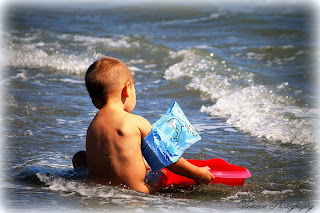 Ja sam, dziecko nieśmiałe, portret, fotografia dziecięca, miska, pływaki, morze, plaża, plecy