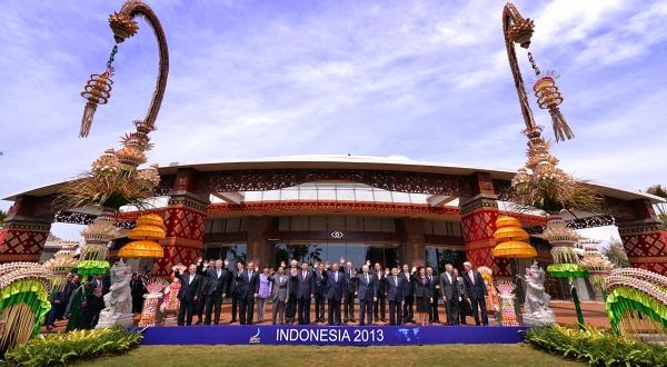 Para pemimpin APEC berfoto di Nusa Dua