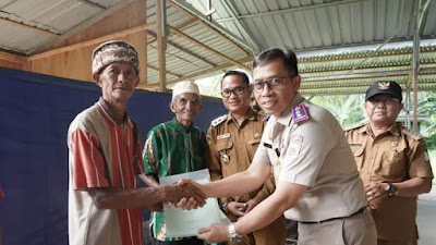 Serahkan Sertifikat Tanah Huntap Bangga, Wabup : Gunakan Sertifikat dengan Baik