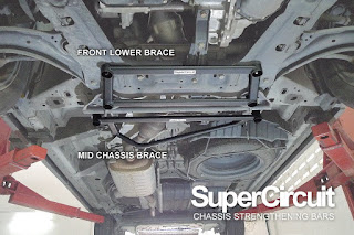 The undercarriage of the Nissan Serena C26 with the SUPERCIRCUIT Front Lower Brace and Mid Chassis Brace installed.