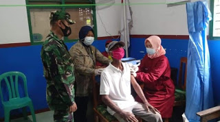 Anggota Koramil 19/ Kuwarasan Monitoring Vaksinasi Untuk Lansia