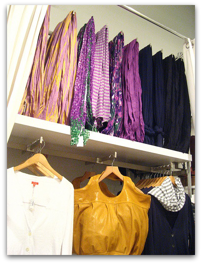 Ideas para almacenar o guardas bufandas: en perchas / How to store your scarves: hangers