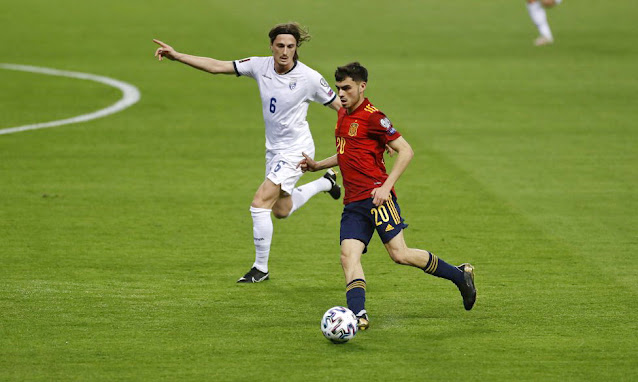 Pedri conduce el balón perseguido por Hekuran Kryeziu. SELECCIÓN DE ESPAÑA 3 SELECCIÓN DE KOSOVO 1. 31/03/2021. Copa del Mundo de Catar 2022, fase de clasificación, grupo B, jornada 3. Sevilla, España, estadio de La Cartuja. GOLES: 0-1: 33’, Dani Olmo. 2-0: 37’, Ferran Torres. 2-1: 70’, Halimi. 3-1: 75’, Gerard Moreno.