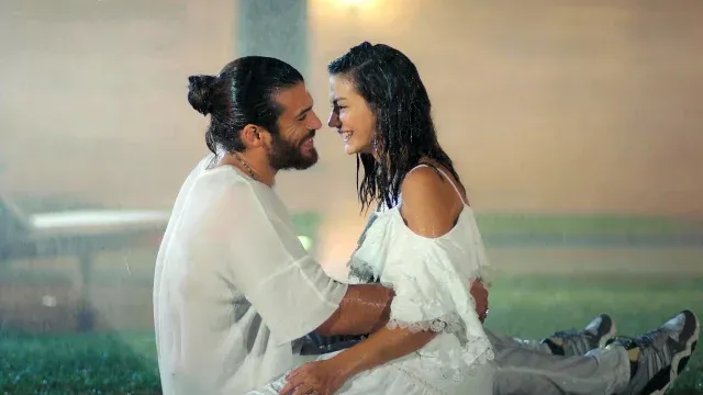 Can Yaman often manages to ignite the world of gossip. He's been in the spotlight since he reconnected with his colleague from Daydreamer - The Wings of Dream, Demet Ozdemir.