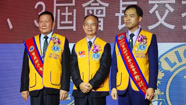 ▲寶藏獅子會創會長（左）及第2屆會長徐詳珵（右）、第3屆會長謝忠儒（中）一同合照。（記者林明佑攝）