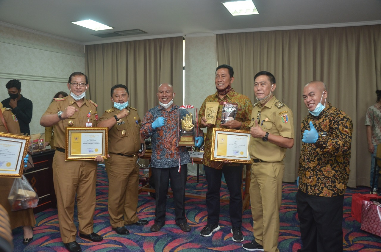 Ratu Luwak Liwa Mendapatkan Penghargaan dan Trophy Sidakarya dari Gubernur Lampung