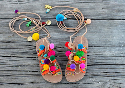 Sandalias con pompon de Dimitra´s Workshop