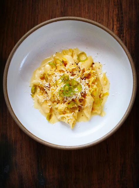 Pasta in Parmesan-Safran-Sahnecreme mit Lauch