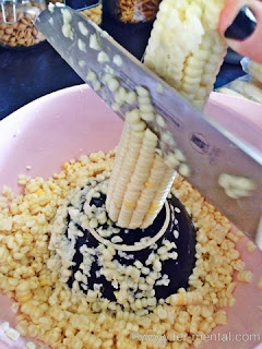 Creamed corn - removing the kernel from the cob   Preserving by Freezing  www.fer-mental.com
