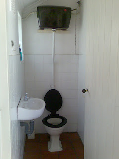 Rezervuarı yükseğe asılı tipte bir alafranga tuvalet