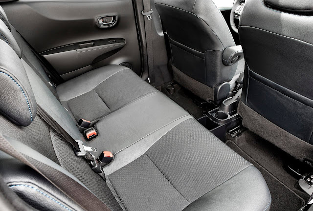 2013_Toyota-Yaris_Hybrid_Interior