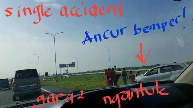 Avanza nabrak besi pembatas